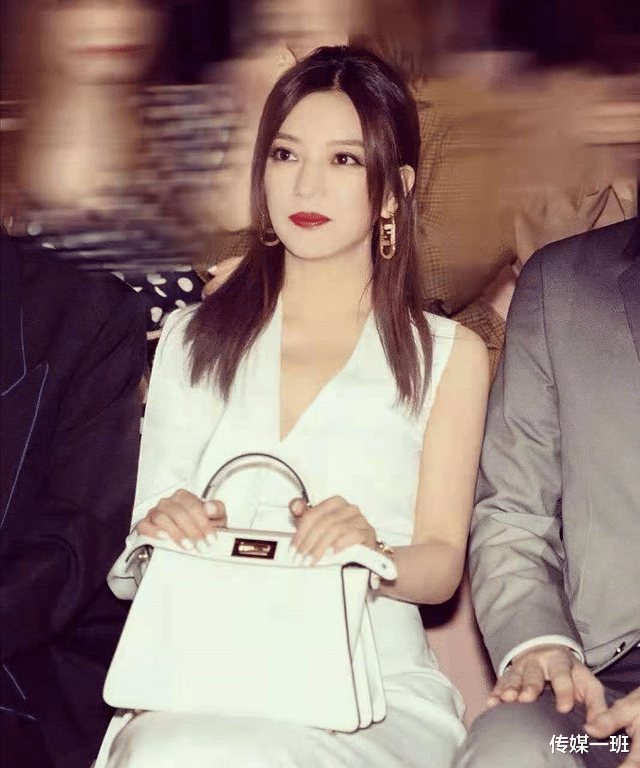 赵薇|粉丝仍为赵薇洗地？看到赵薇突然发声就哭了说：把我的运气借给你