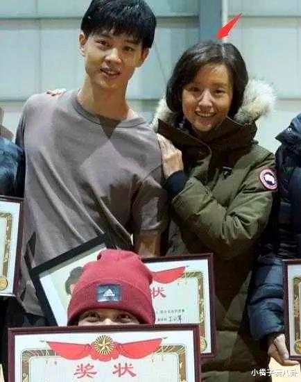 董洁|董洁自从出轨后，整个面相都改变了：嘴都变凸了！如何从清纯变刻薄的？