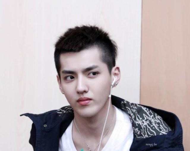 惆怅画桥风与月|吴亦凡妈妈为救儿子到处求人,爸爸身份被揭开,与儿子像复制粘贴