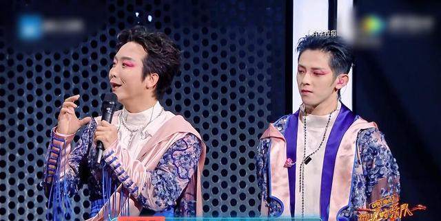 胡宇桐|《闪光》第二期，胡宇桐挤掉张楚站C位，李玉刚大比分输给萧敬腾