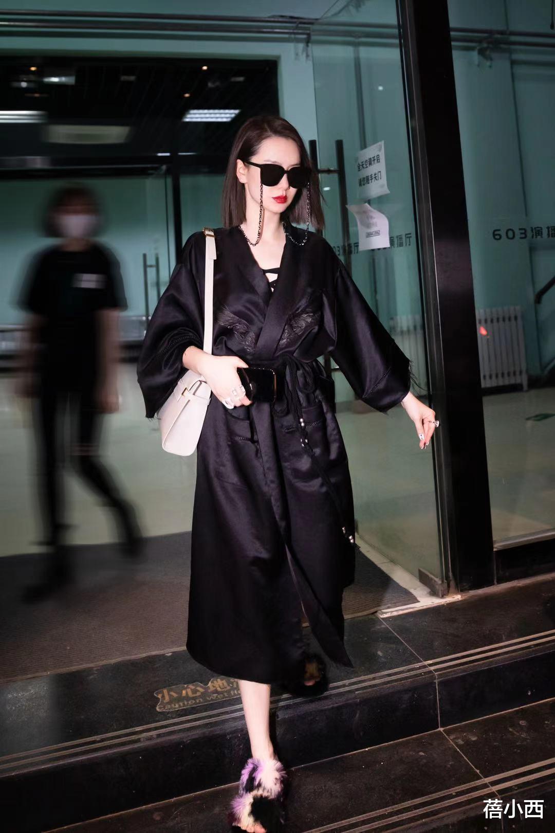 蓓小西|戚薇会穿是数一数二的,简单T恤配牛仔裤,也穿出了三七分比例