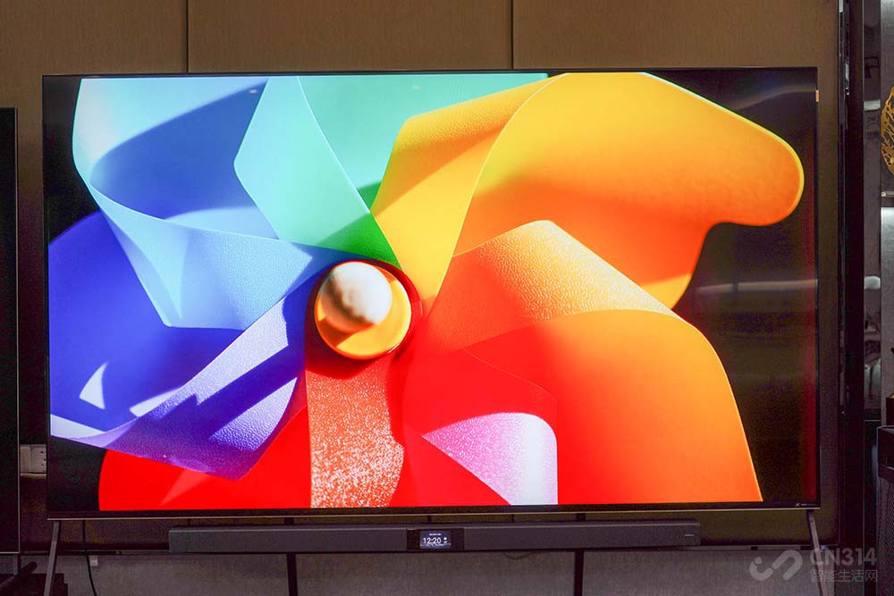 百度|全家人坐在客廳感受影院觀感 98英寸電視究竟有多震撼？