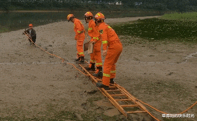 |男子捉鱼深陷河床淤泥 消防搭梯成功救援