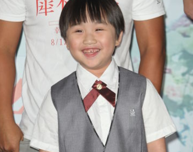 肖浩飞白|小小彬：5岁成名，被生父继母“吸血”1800万，皮肤溃烂无钱治