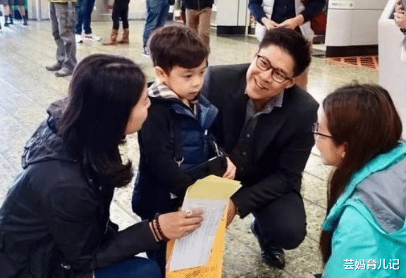 聂远|霍启刚一家晚餐照片曝光，桌上菜肴成亮点，网友：郭晶晶没嫁错人