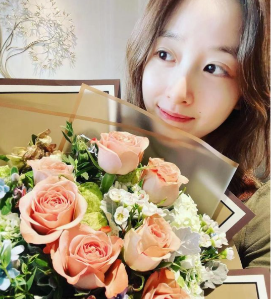 章泽天|章泽天首晒女儿正脸照！嘴巴超像爸爸，5岁身高直逼妈妈腰部