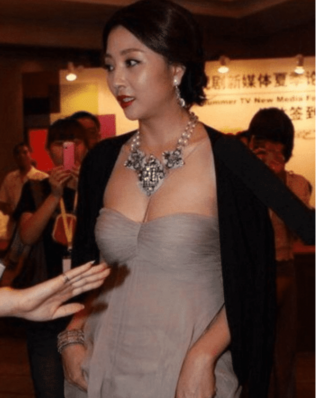 殷桃|40岁殷桃太高级了，大胆挑战“无痕液体裙”，网友：这才是男人的最爱