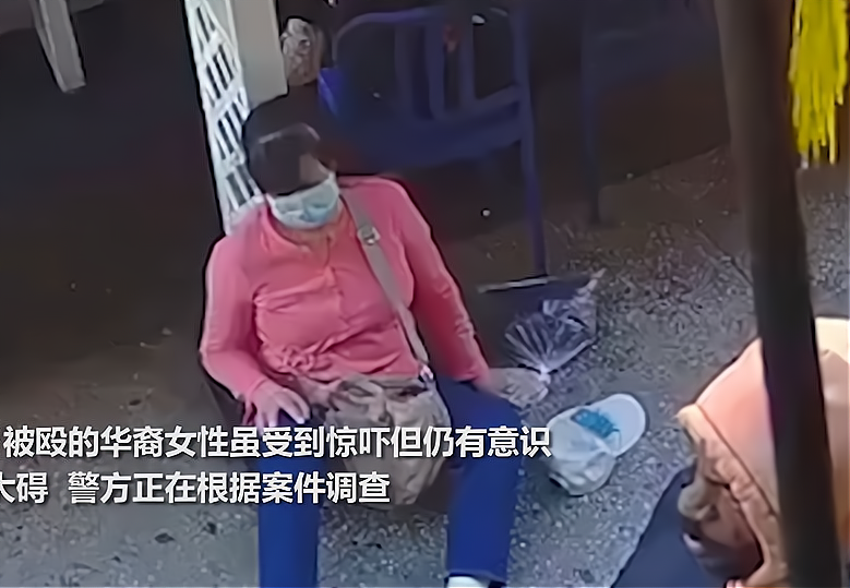 無人阻攔！55歲華裔女子遭黑人當街毆打，2華人男子呆坐一旁不敢出聲！-圖4