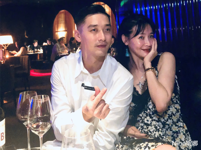 Nina昵娜|于明加喝酒“上瘾”，穿背心深夜买醉喝满脸通红，手上名贵表抢镜