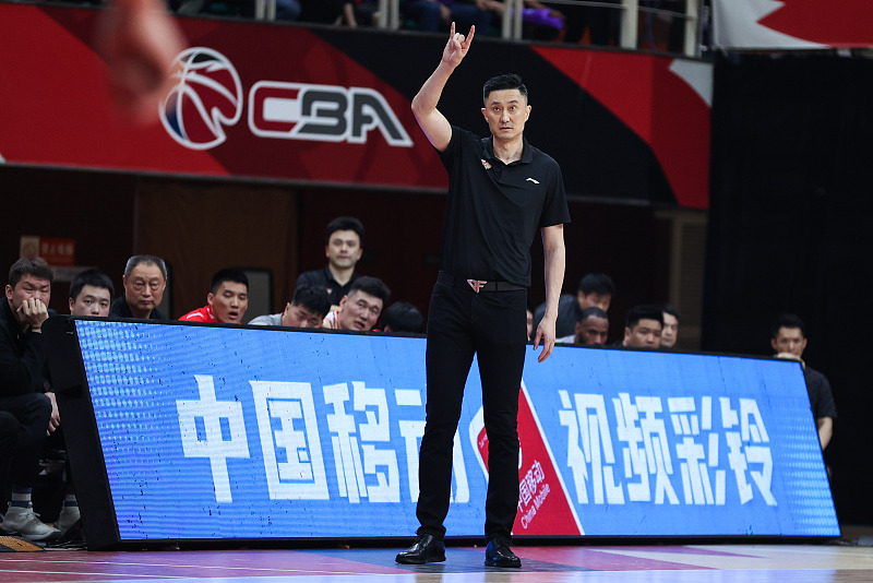 广东男篮|广东男篮险胜仍难掩一人低迷,生死时刻苦坐冷板凳,杜锋急需调整