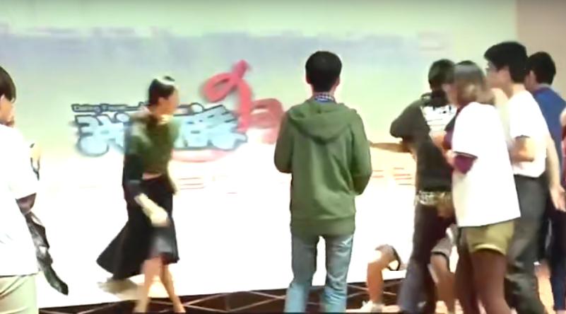 韩雪|明星被占便宜的尴尬瞬间，薛之谦被吻，韩雪吓坏，刘亦菲最惨