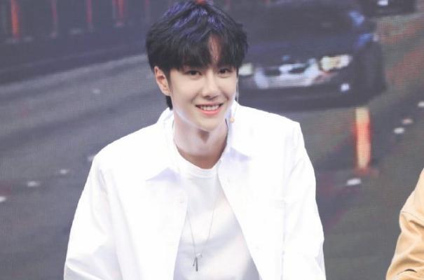 郭麒麟|他是唯一一个随意触碰王一博的男人，走哪跟哪儿，粉丝敢怒不敢言