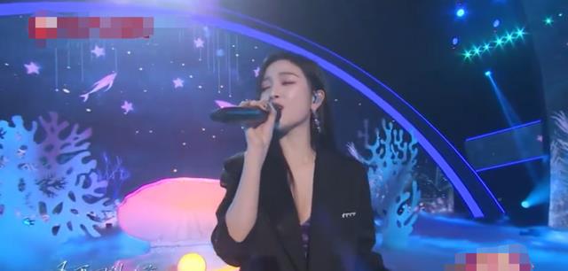 春晚|春晚斗艳：杨幂红裙紧绷凹凸，虞书欣抹胸蕾丝，热巴吊带艳压全场