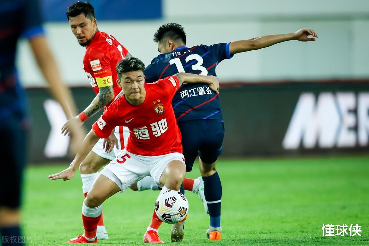 國足|不錯，李鐵國足又有新發(fā)現(xiàn)，1人可解決防空問題，1人有鄭智的影子