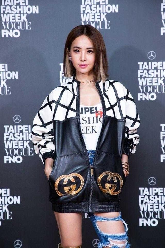 潮帮先生 蔡依林好敢穿，牛仔裤只穿一条腿就算了，还扯那么大的洞真看不懂