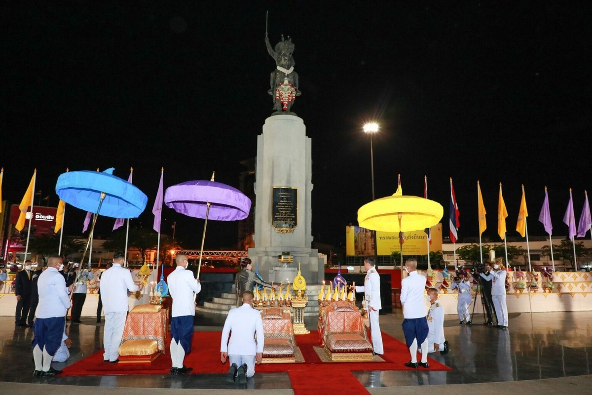 拥抱|太感动了！泰王小儿子双膝跪地与嫡姐拥抱，16岁身高飙1米8贼魁梧