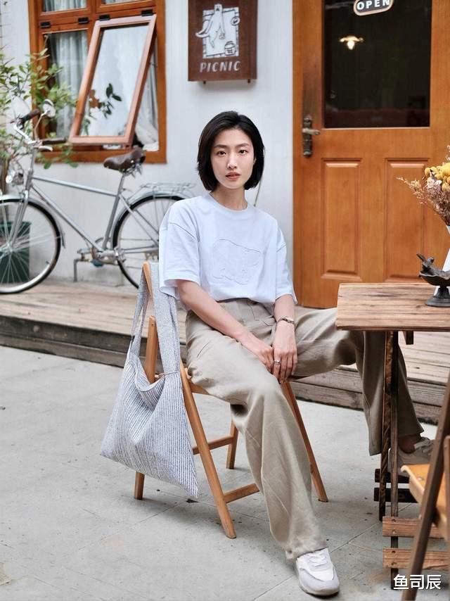 鱼司辰|穿T恤记住这几点,不平凡的女孩也能穿出高级感,优雅大方