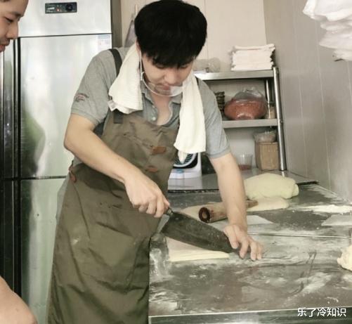 |“三毛”长大做油条！8岁成名14岁秃顶，植发300多针34岁变帅哥