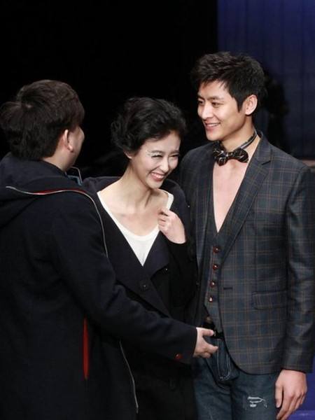 林心如|女星自曝拍戏被袭胸，开拍前胸前塞满卫生纸，收工后情绪崩溃痛哭