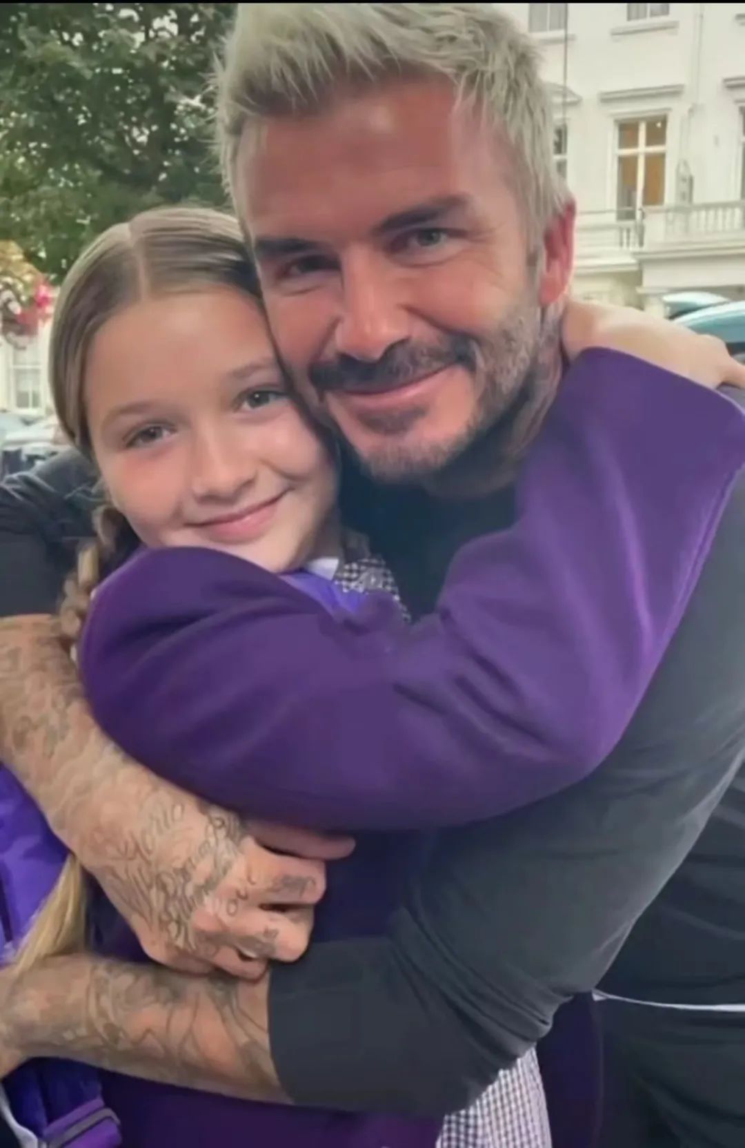 哈珀·贝克汉姆|贝克汉姆手把手教女儿煮蛋，小七继承爸爸高颜值，父女同框超有爱