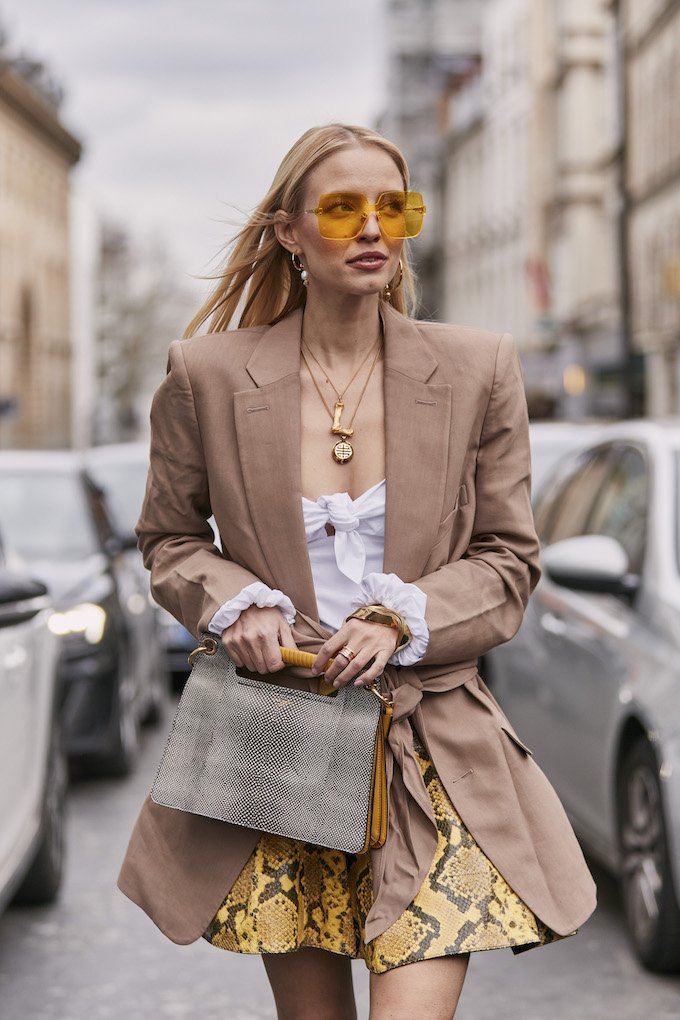 大野视家|迷你裙正在时尚界卷土重来，展现时尚达人的修长双腿