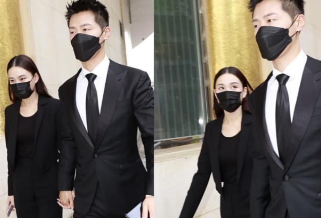 育妈计|高调恋爱2年的何超莲窦骁，现身机场全程无交流，或在“闹情绪”