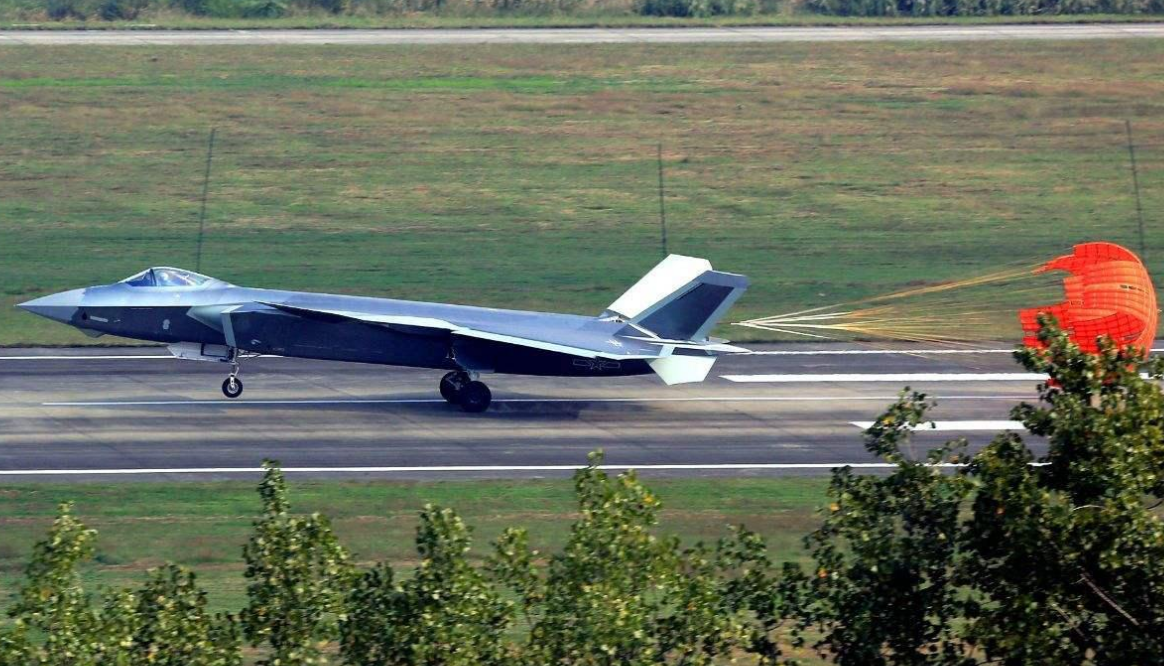 歼-20用减速伞降落,这是为何? f22战斗机|中国军备