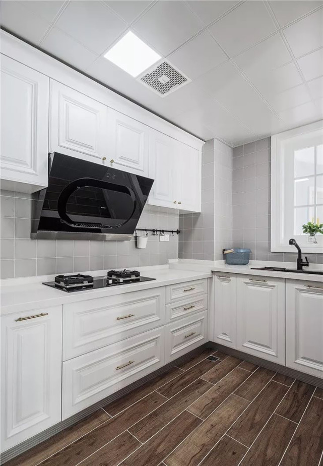 |100平美式风三居室，卡座与餐边柜一体式设计颜值很高