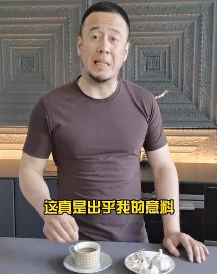 杨坤|杨坤直播时满脸通红，像是喝了不少，状态引人担忧