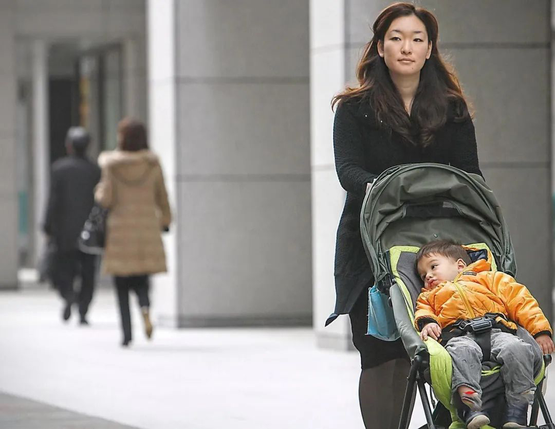 日本自杀人数不断上升,7000名女人被迫结束生命,都是贫穷惹得祸