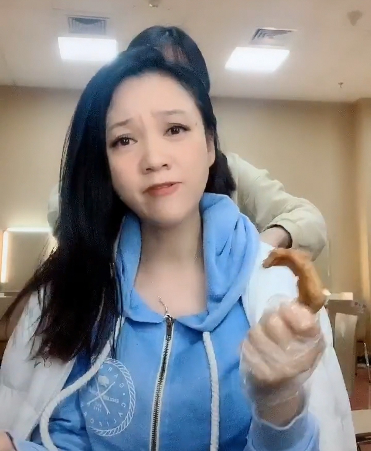 周群|47岁周群晒后台照，上台前不顾形象啃鸭爪，出道30年月薪只有3千