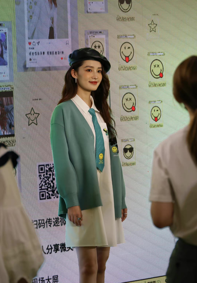 穿衣搭配|李沁的生图也是美得不像话，怼脸拍都没在怕的，一身穿搭太有气质