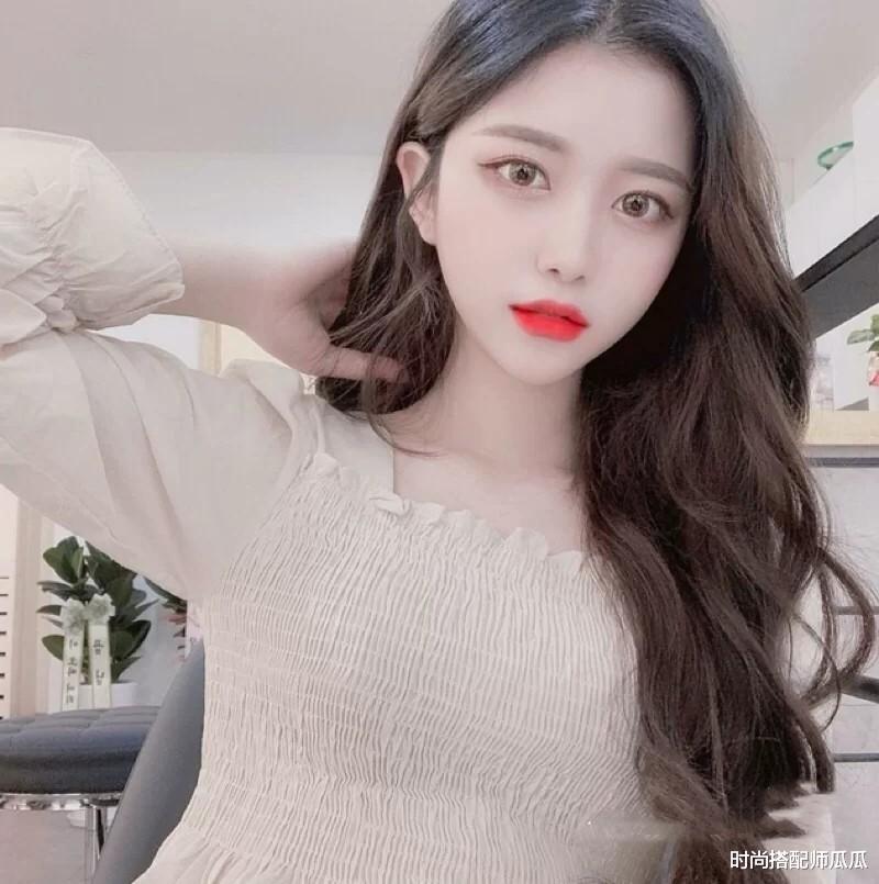 刘海|海清的长发造型真的很年轻，像小姑娘一样，穿得老气也不显年龄