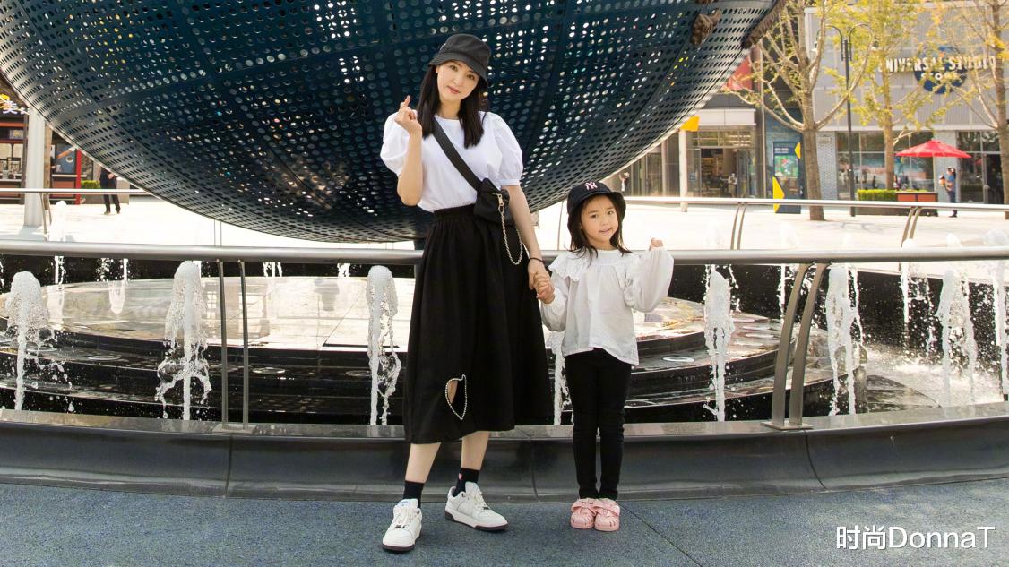 时尚DonnaT|明星们打卡环球影城,佟丽娅优雅,董璇日常服,周雨彤:唐突了!