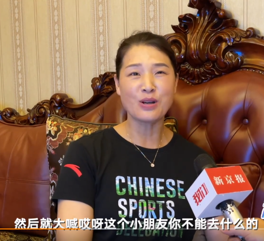 建军节|张雨霏妈妈，对她有着巨大的影响，妈妈亮相的时候，这颜值绝了