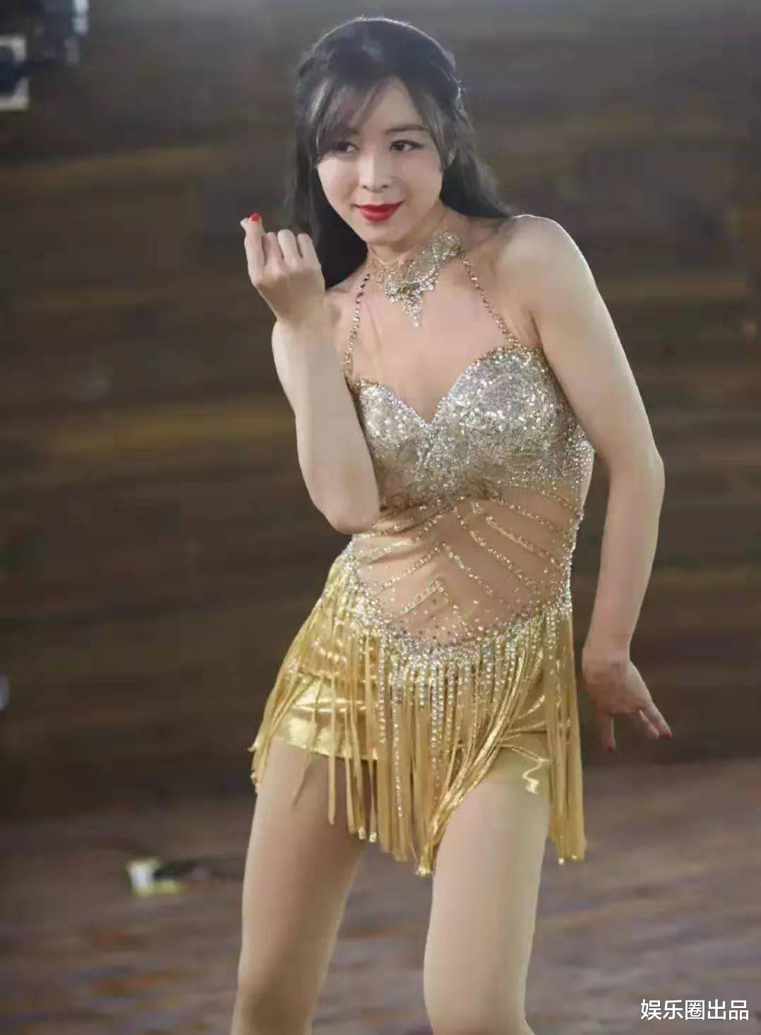 张静初|张静初跳舞旧照曝光，穿滑冰服造型养眼，舞姿曼妙女团味十足