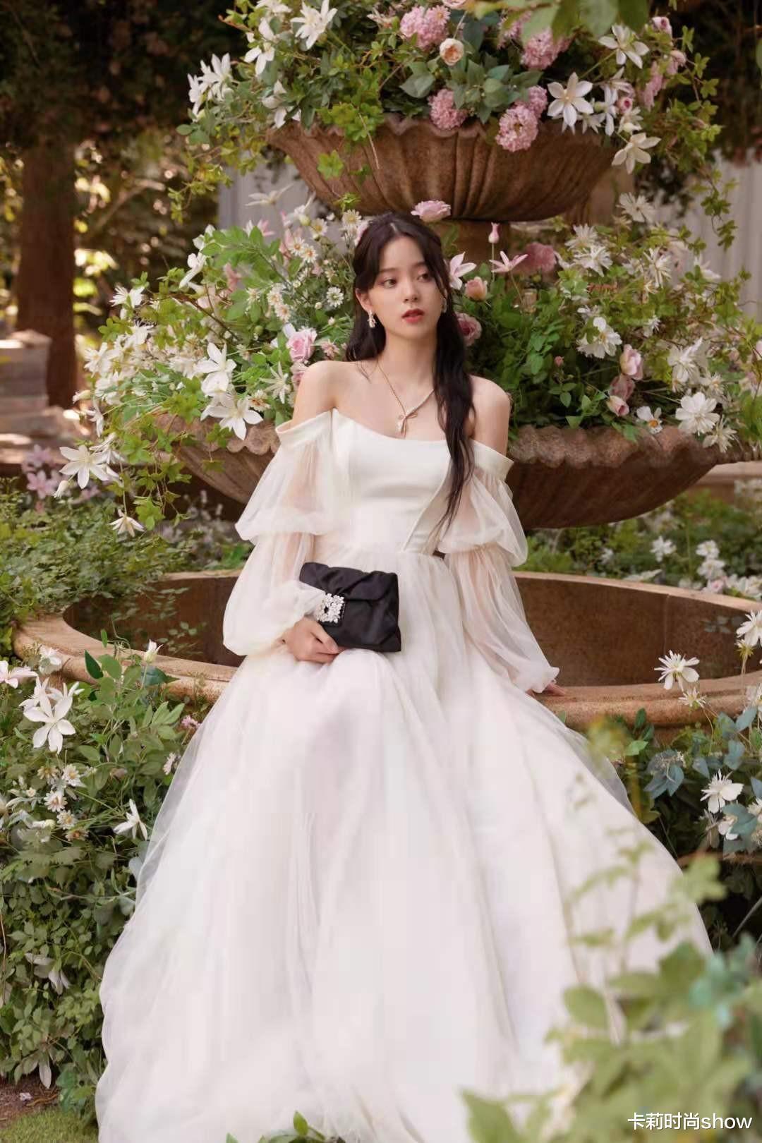 卡莉时尚show|欧阳娜娜才21岁就这么有料,穿红色长裙优雅迷人,韵味十足好吸睛