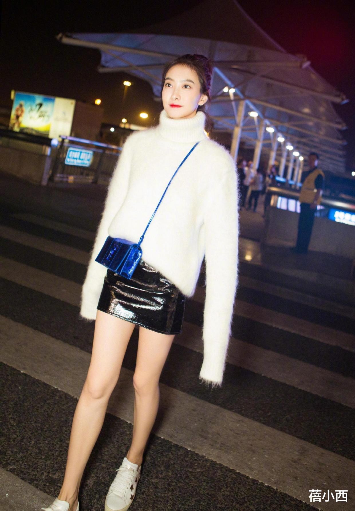 穿衣搭配|赵丽颖最近频繁换风格，一身蓝+白穿搭超时髦，一点不像当妈的人