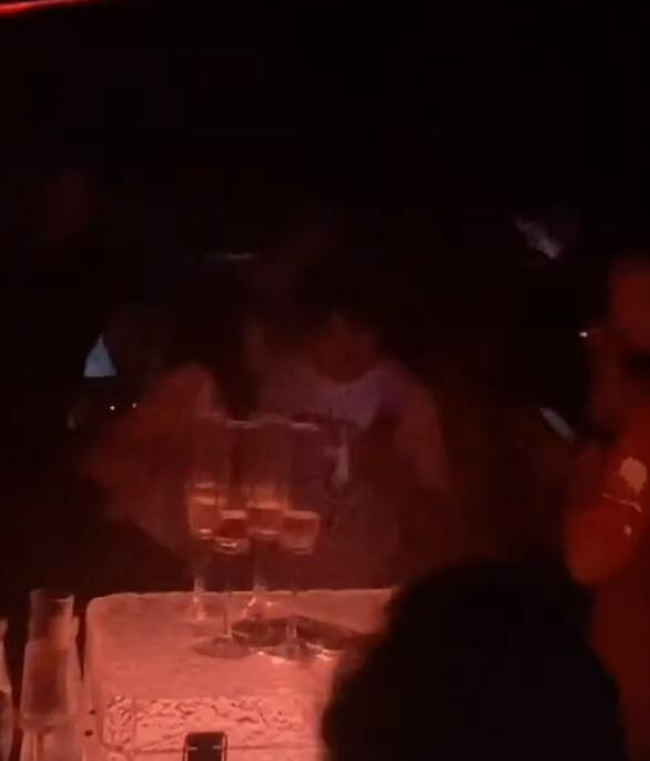 万达|万达债务还清，王公子深夜四十万蹦迪买醉，美女主动王少略显厌恶