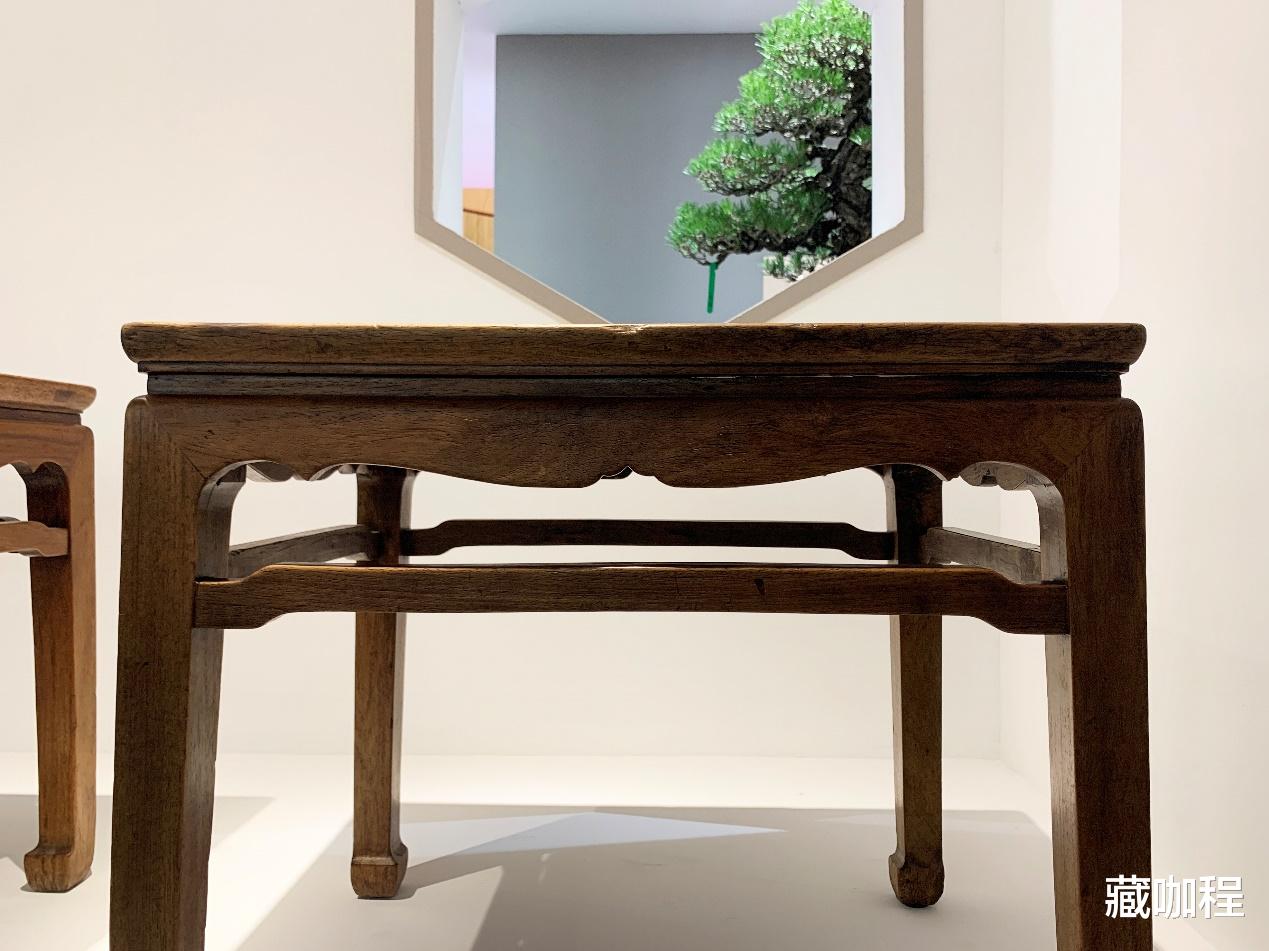 |壸门纹理行云流水,黄花梨方凳麦穗棕眼成群