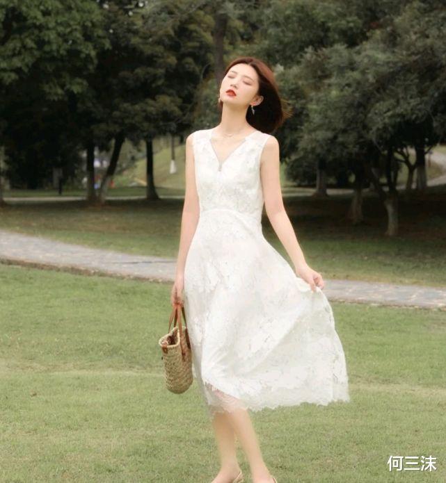 何三沫|夏季怎能少得了穿吊带连衣裙？穿上合适的吊带连衣裙，凉爽又温柔