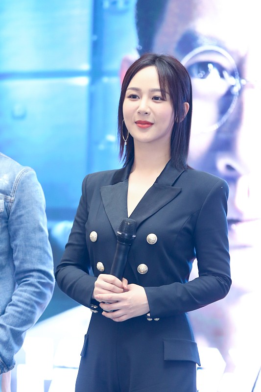 西装 杨紫还是适合“空气刘海”,中分发型暴露发际线,再配西装太成熟