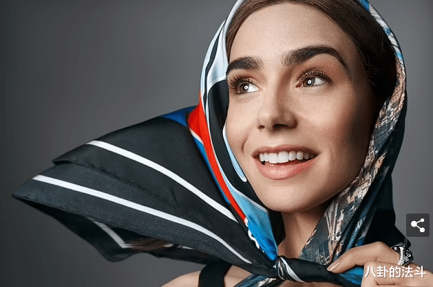 莉莉·柯林斯|莉莉·柯林斯登上《Vogue》澳大利亚版封面，看上去十分迷人