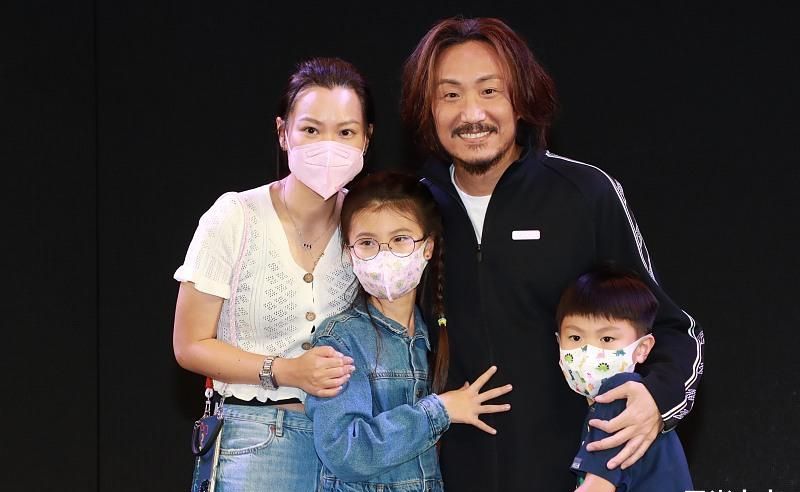 全球时尚号|郑中基一家四口合体，余思敏打扮太随性，一对儿女眼睛像爸