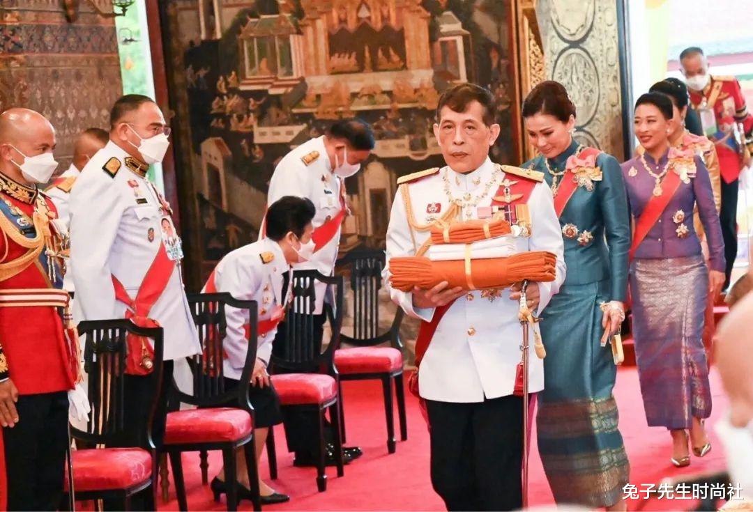 兔子先生时尚社 苏提达贵妇气质回归，轻摇纸扇与泰王甜蜜交谈，释怀了身旁的贵妃