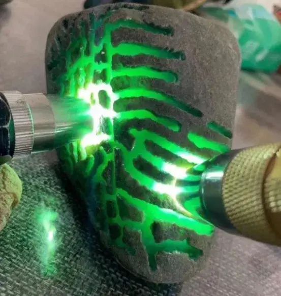 翡翠手镯|50000收下后江场口的翡翠原石，品相完美，切出满绿手镯！