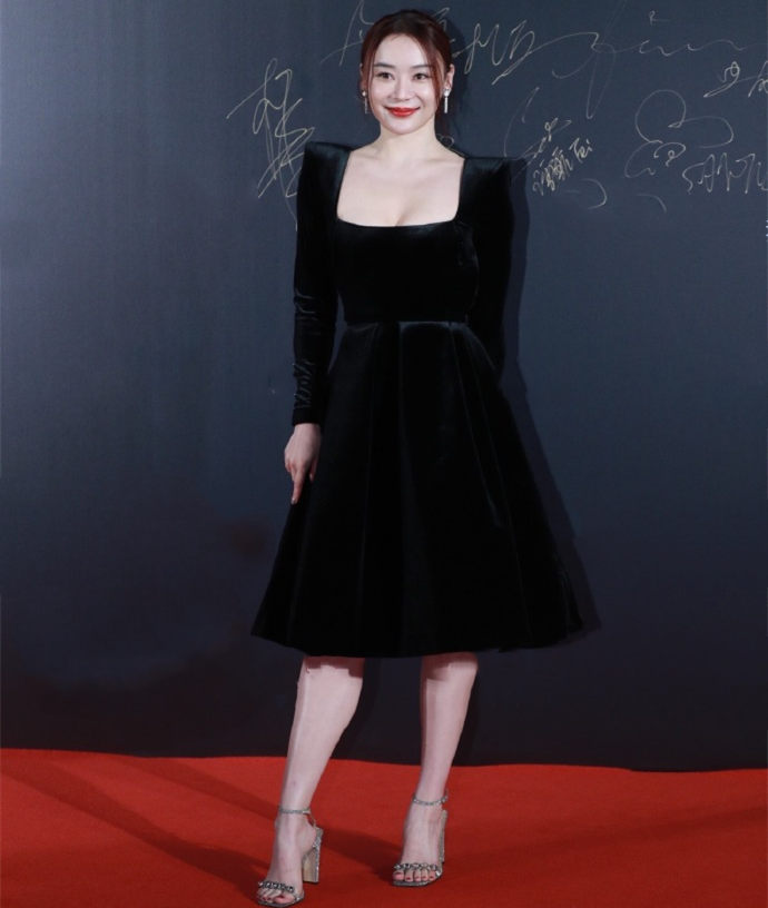 袁姗姗|袁姗姗又赢在了“马甲线”，红毯上穿黑裙蛮腰抢镜，腿粗也没减分