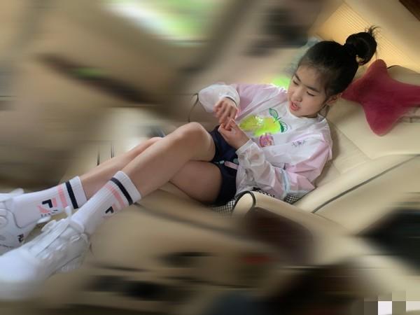 山海情|44岁左小青官宣离婚，与大20岁富豪结婚10年育一女，和平分手独自带娃