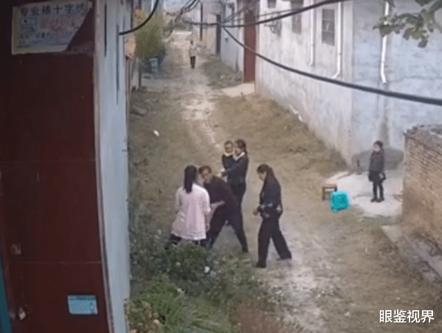 太欺负人!小孩在母亲眼前被花扎伤,其爷爷把邻居的花刨了还骂人