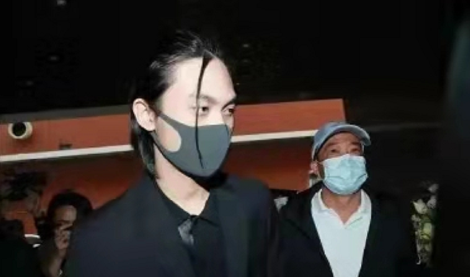 吴孟达|吴孟达葬礼！第三任妻子戴口罩藏不住美貌，17岁儿子穿西装好帅气